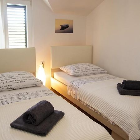 Kaprije Apartmani Tina I Ena Екстериор снимка