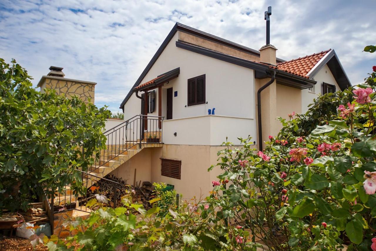 Kaprije Apartmani Tina I Ena Екстериор снимка