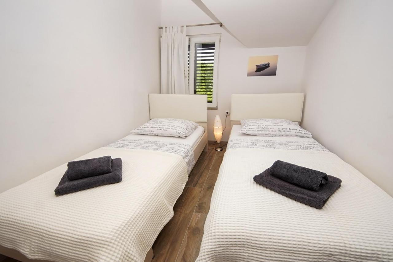 Kaprije Apartmani Tina I Ena Екстериор снимка