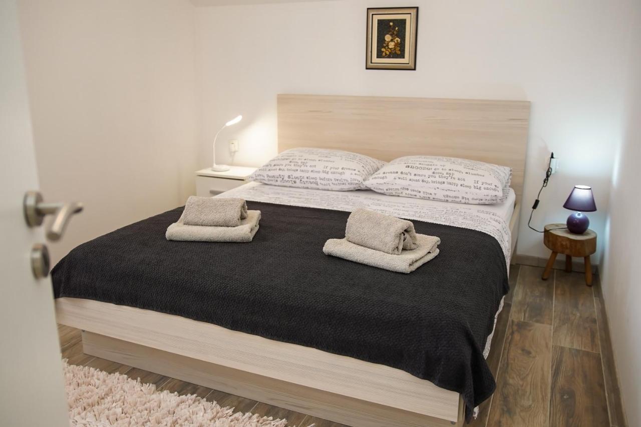 Kaprije Apartmani Tina I Ena Екстериор снимка